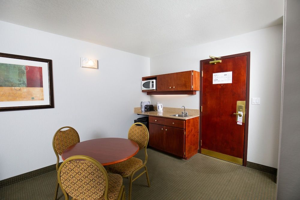 Service Plus Inn and Suites - Grande Prairie Deluxe Family Suite 4