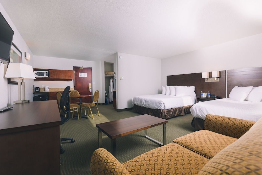 Service Plus Inn and Suites - Grande Prairie Deluxe Family Suite 3