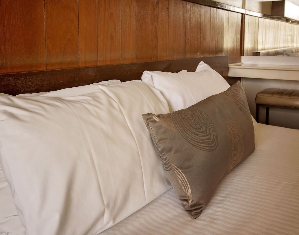 Hi Way Eight Motor Inn Twin Room 2