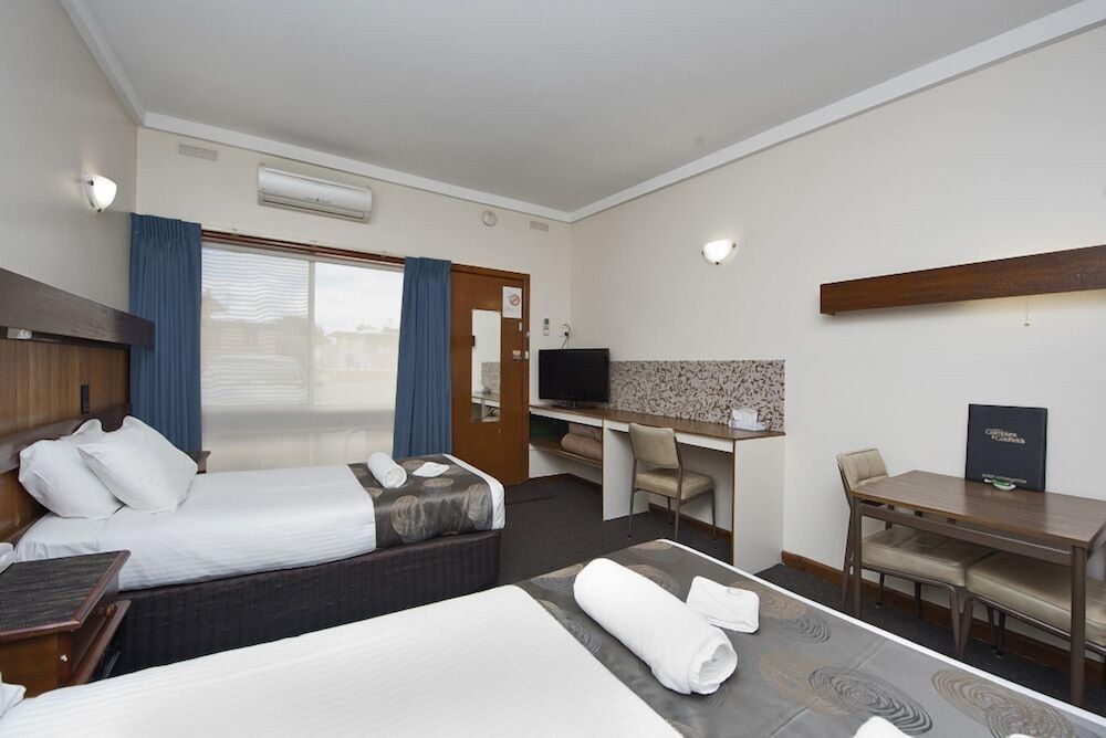 Hi Way Eight Motor Inn Twin Room 5