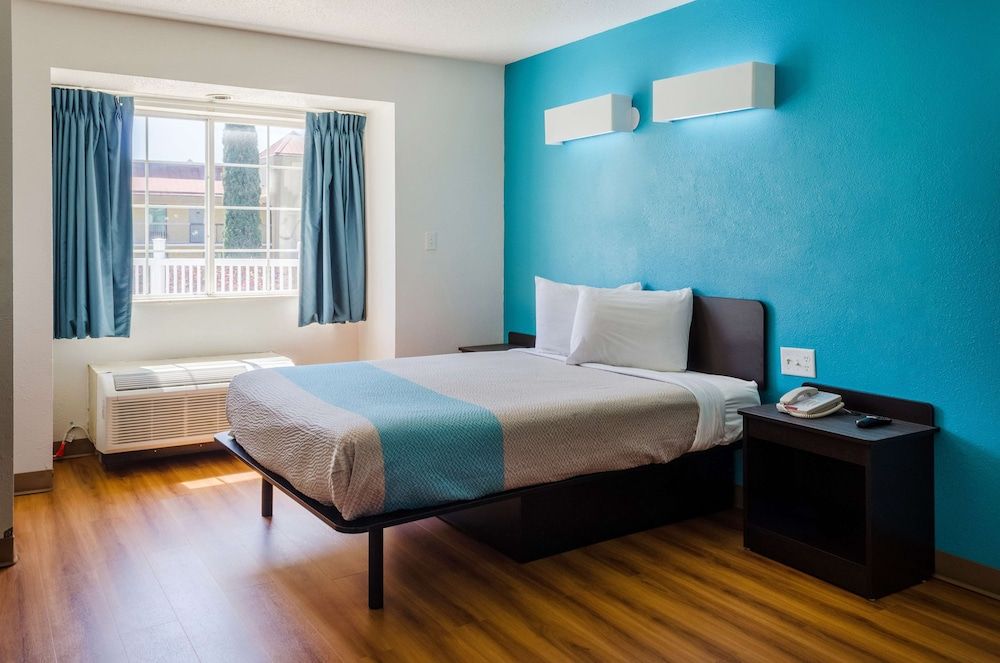 Deluxe Room, 1 King Bed, Accessible, Non Smoking