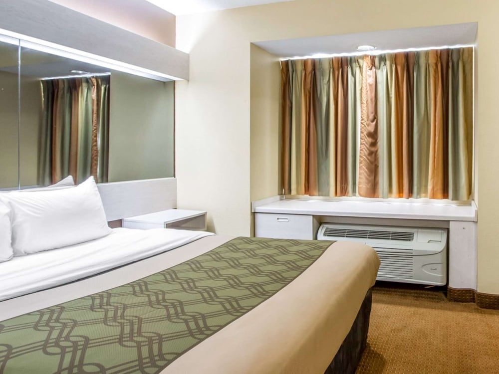Deluxe Room, 1 King Bed, Non Smoking, Refrigerator & Microwave