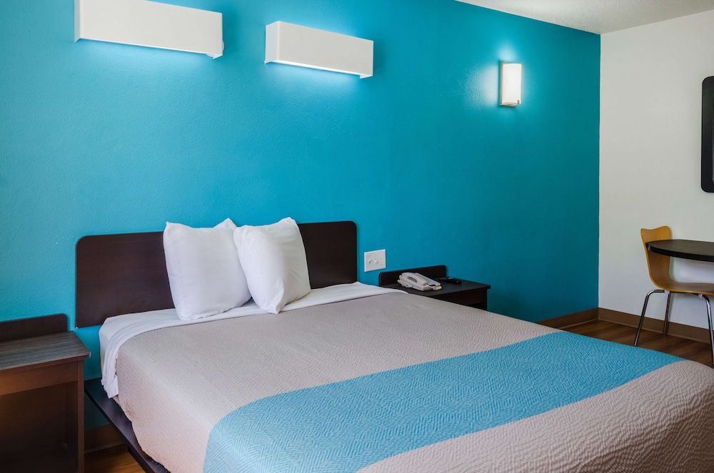 Deluxe Room, 1 King Bed, Non Smoking, Refrigerator & Microwave