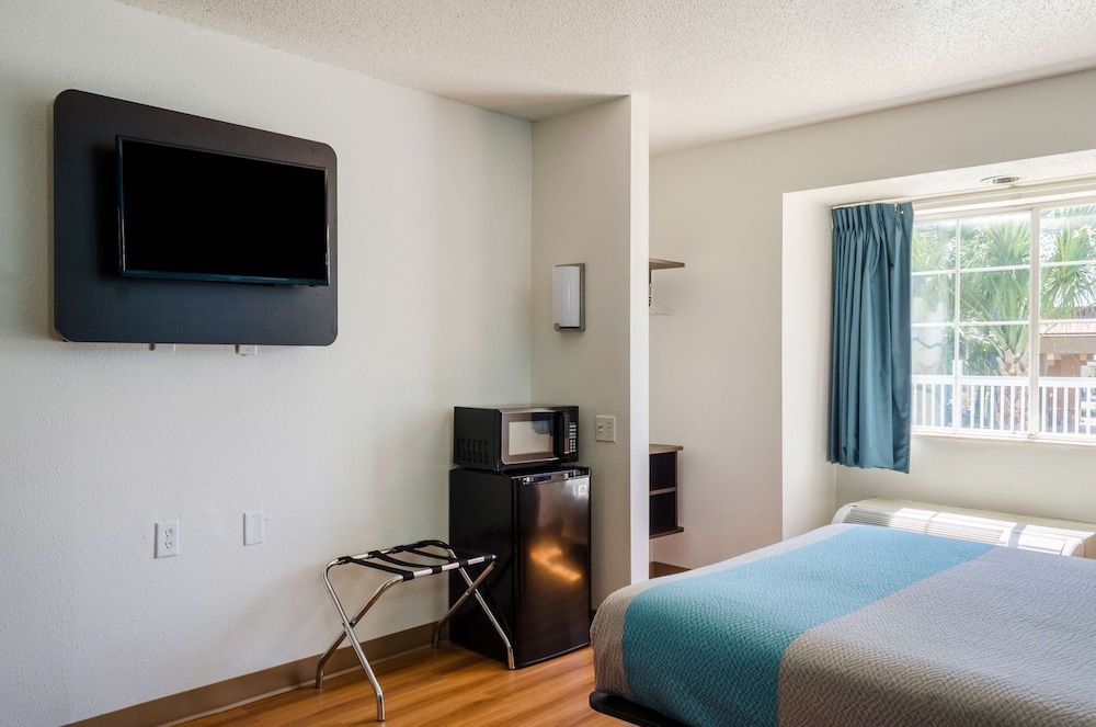 Deluxe Suite, 1 King Bed, Accessible, Non Smoking
