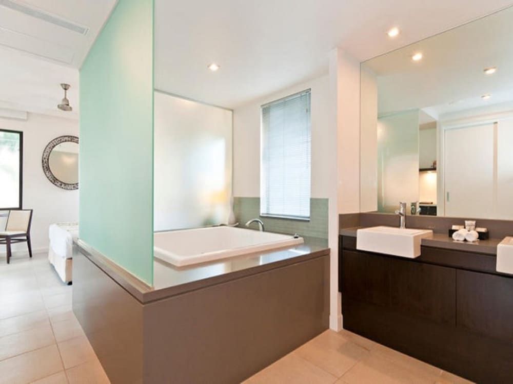Deluxe Studio Suite, 1 King Bed, Jetted Tub, Pool View