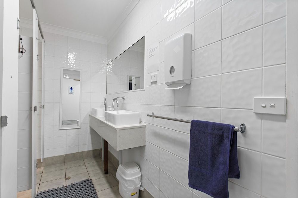 Motel Sunshine Coast Triple Room Shared Bathroom 2