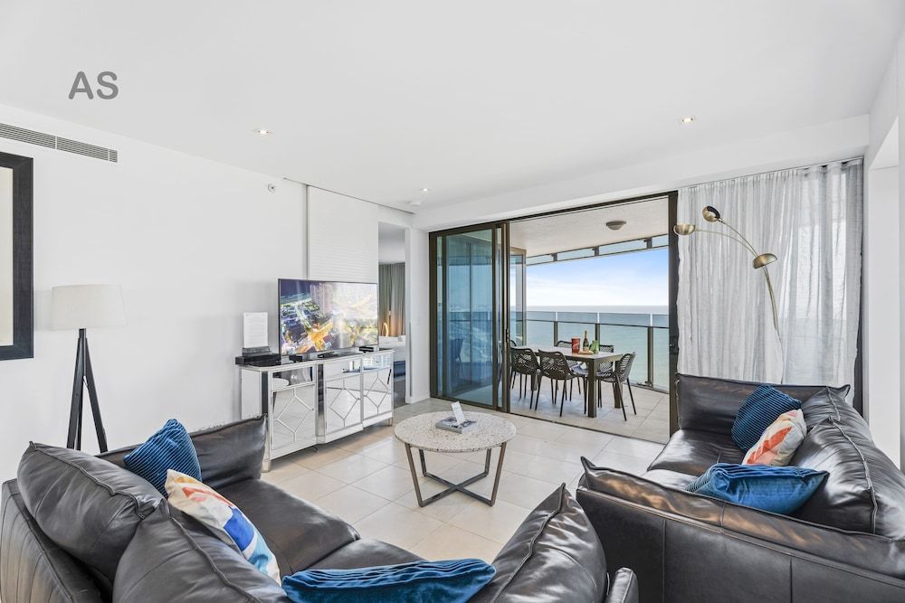 Level 43 Luxurious Apartment, 3 Bedrooms, Accessible, Ocean View