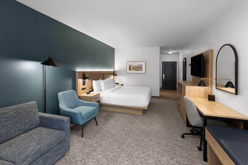 Deluxe Room, 1 King Bed, Accessible, Non Smoking (Mobility/Hearing Impaired Accessible)