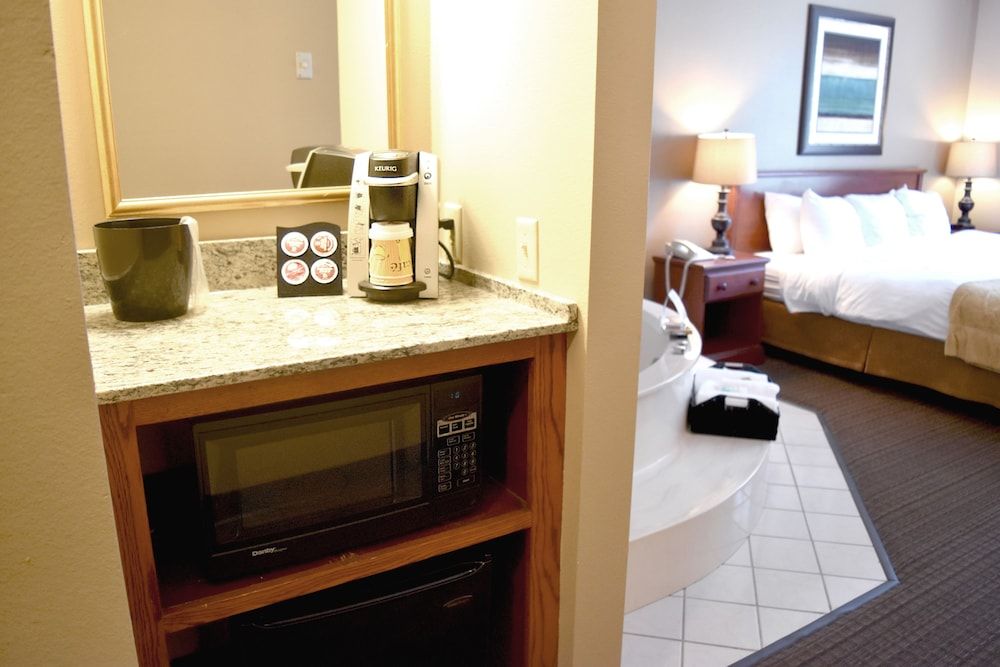 Country Inn River Falls Suite, 1 King Bed, Jetted Tub 4