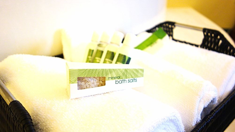 Country Inn River Falls Suite, 1 King Bed, Jetted Tub 3