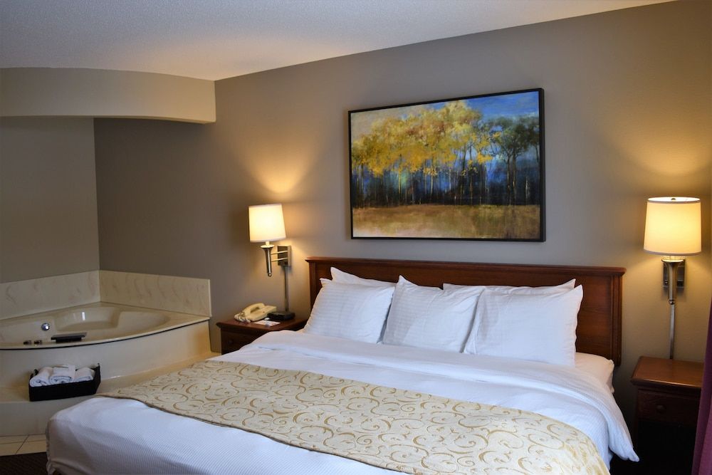 Country Inn River Falls Suite, 1 King Bed, Jetted Tub 2