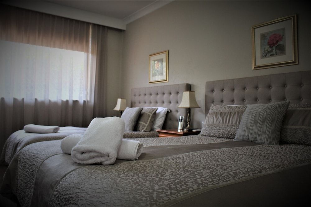 Cotswold Gardens Deluxe Twin Room (The Twin Room 1 Queen 1 Single)