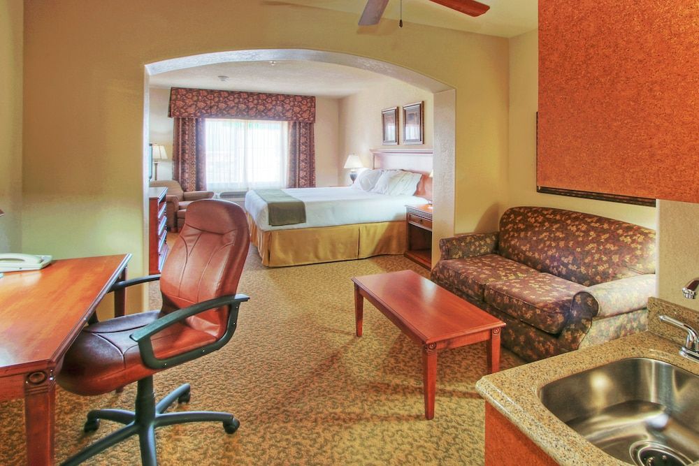 Suite, 1 King Bed, Mobility Accessible (Communications, Accessible Tub)