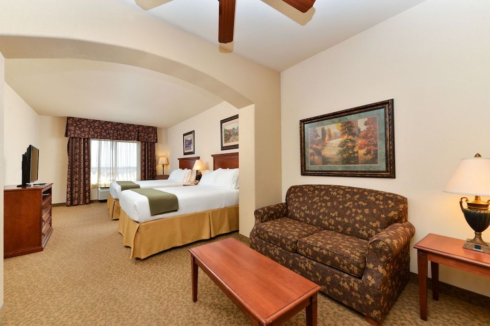 Standard Room, 2 Queen Beds, Accessible (Communications, Roll-In Shower)