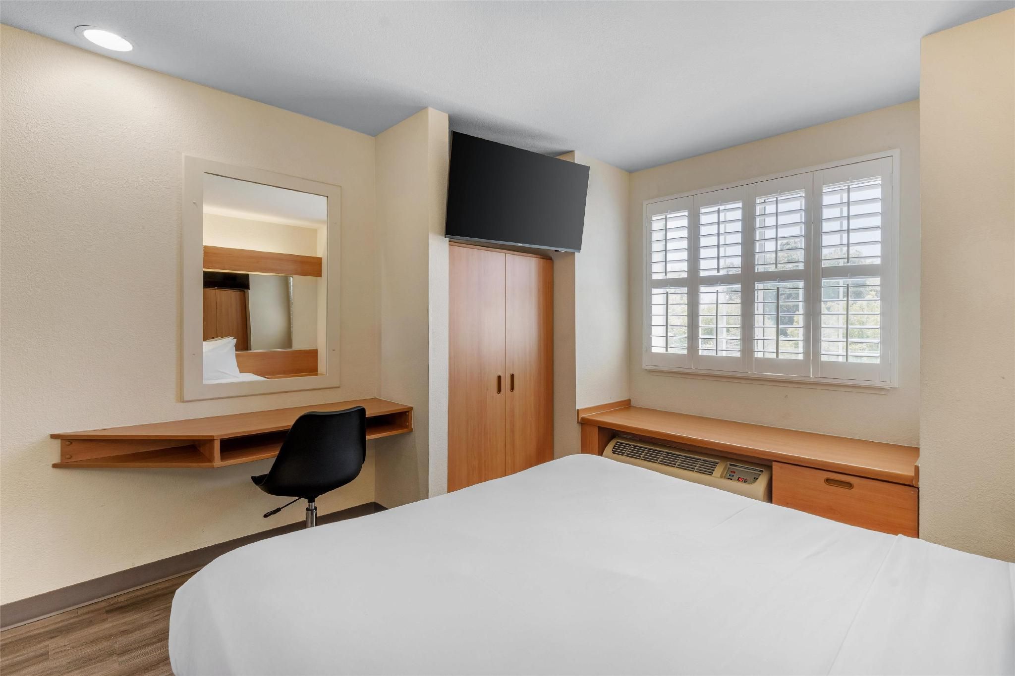 Accessible - 1 Queen, Mobility Accessible, Bathtub, Microwave And Refrigerator, Sofa, Non-smoking, C