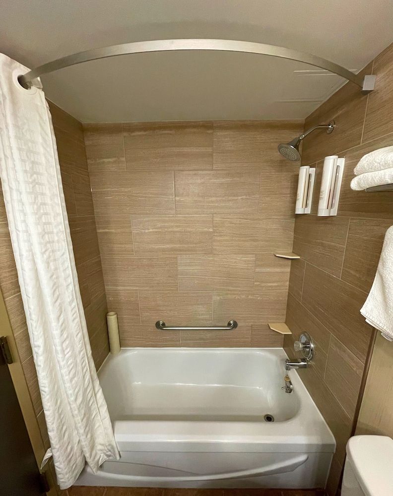 The Glenmore Inn & Convention Centre Standard Room, 2 Queen Beds, Garden Area 3