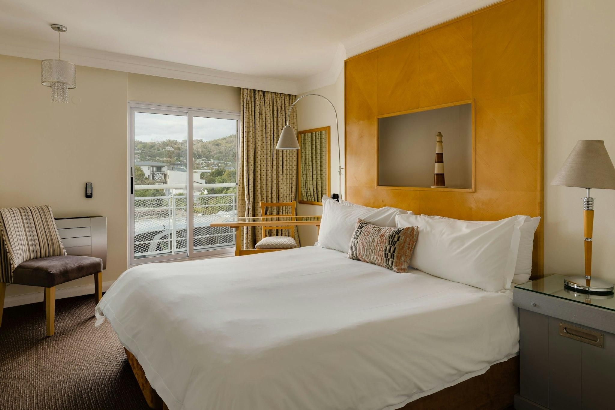 Guest room, 1 King, City view