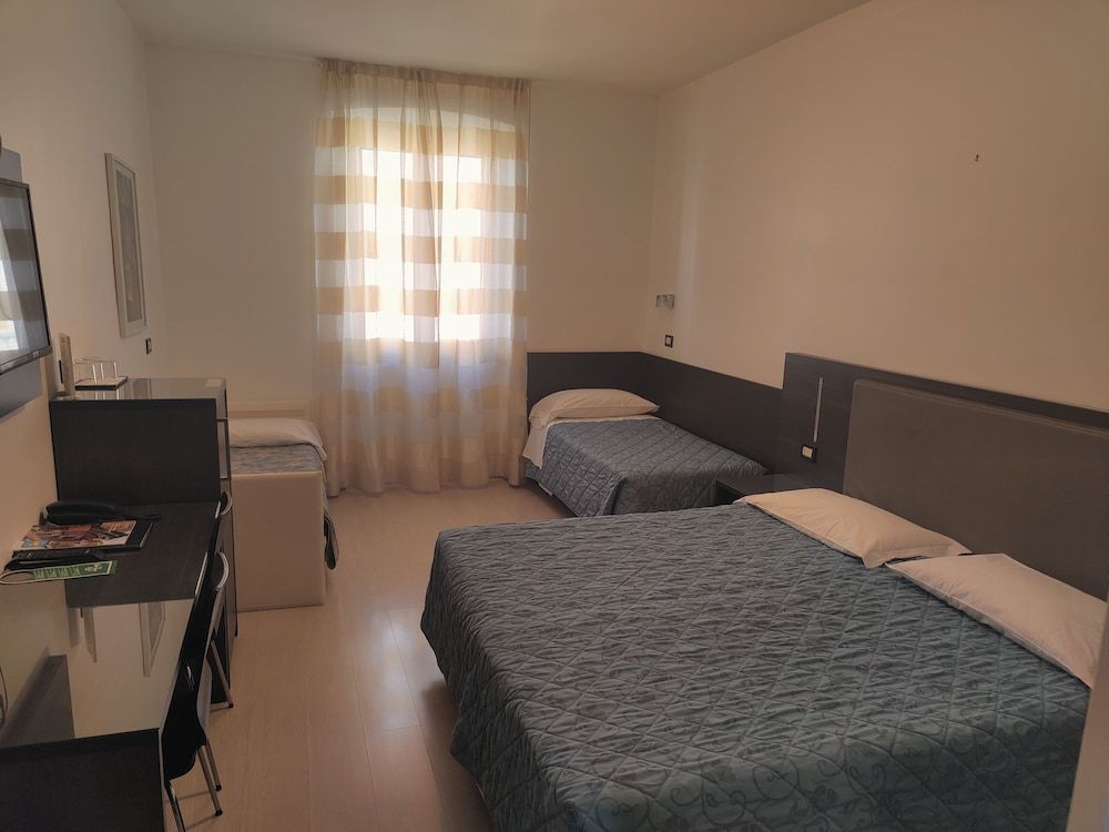 Hotel Roma Classic Quadruple Room 2