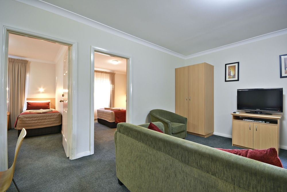 Abel Tasman Motor Inn Three Room Suite 5 6