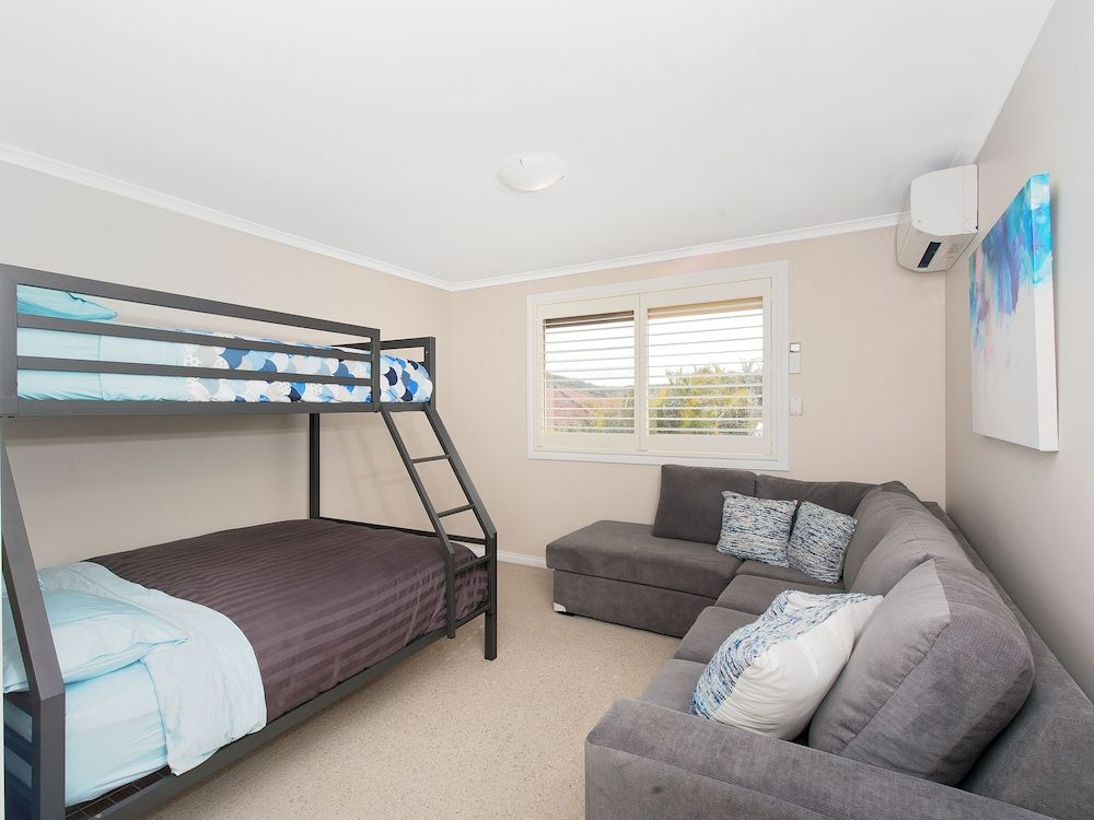 Occy's @ Fingal Bay (Tri bunk)