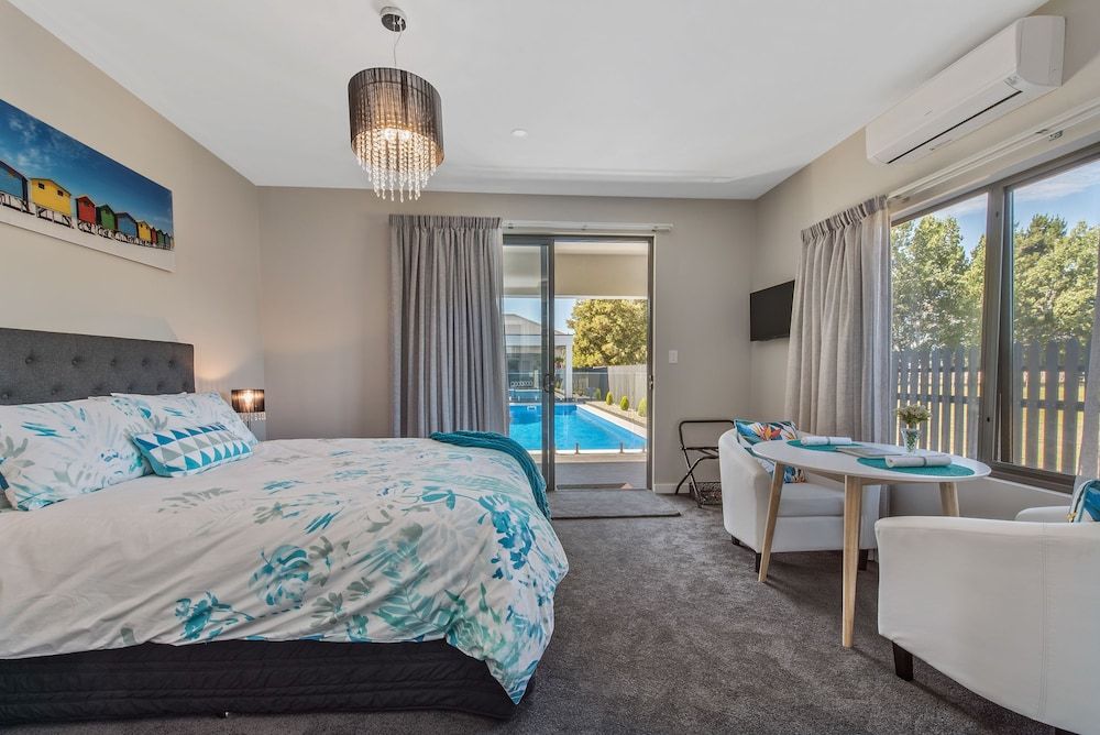 The Wellington Bed & Breakfast Deluxe Studio Suite, 1 Queen Bed, Pool View (The Lomond)