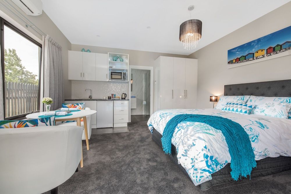 The Wellington Bed & Breakfast Deluxe Studio Suite, 1 Queen Bed, Pool View (The Lomond) 3