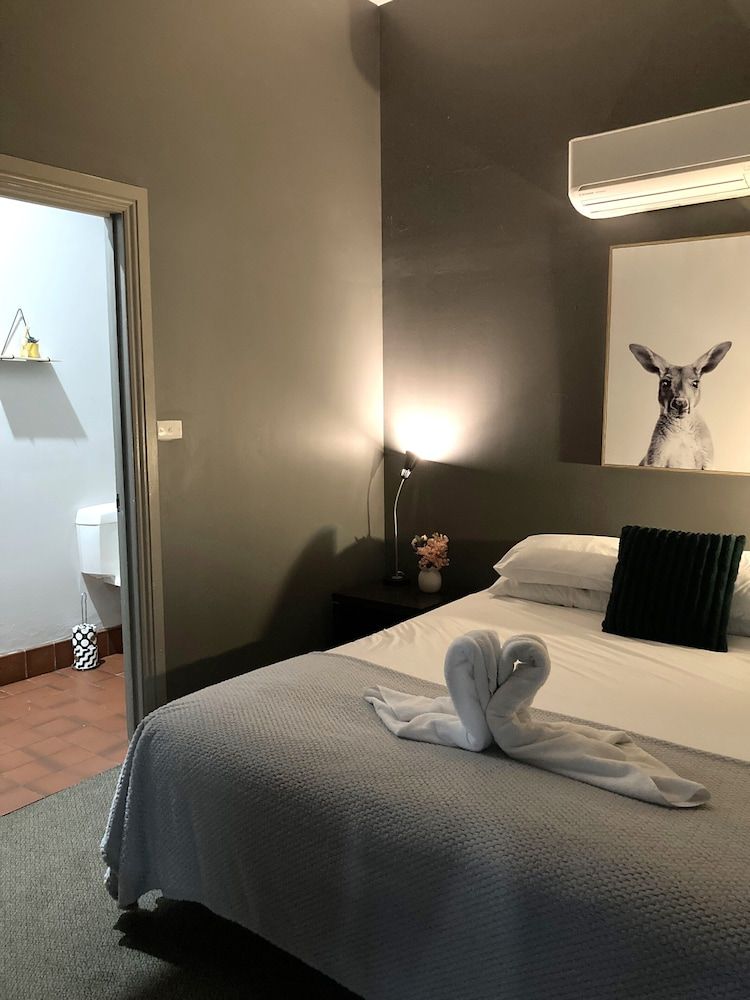 Cobb & Co Lodge Private King/Twin Ensuite 4