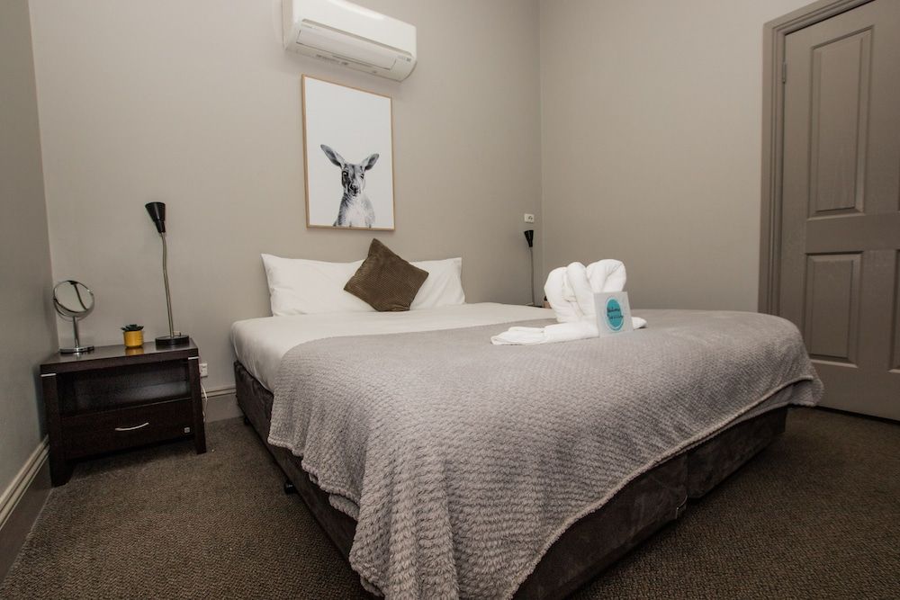 Cobb & Co Lodge Private King/Twin Ensuite 2