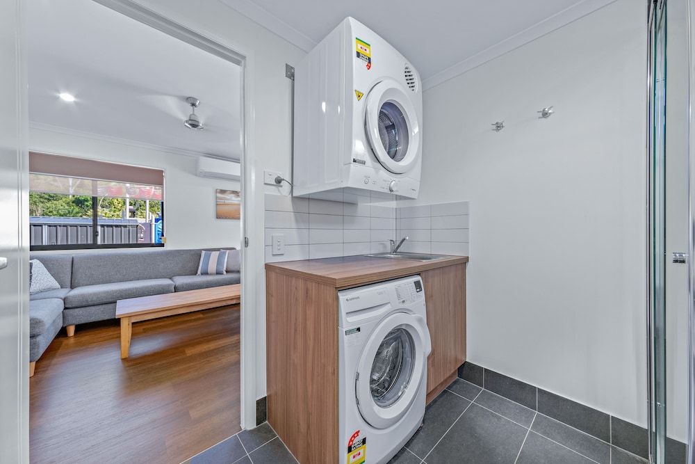 Discovery Parks - Airlie Beach Deluxe 2 Bedroom Cabin 5