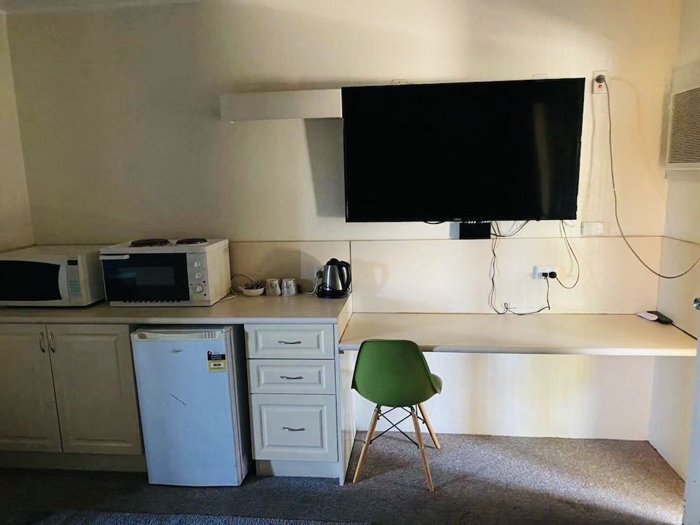 Inland Oasis Motel 2 Bedroom Suite 5