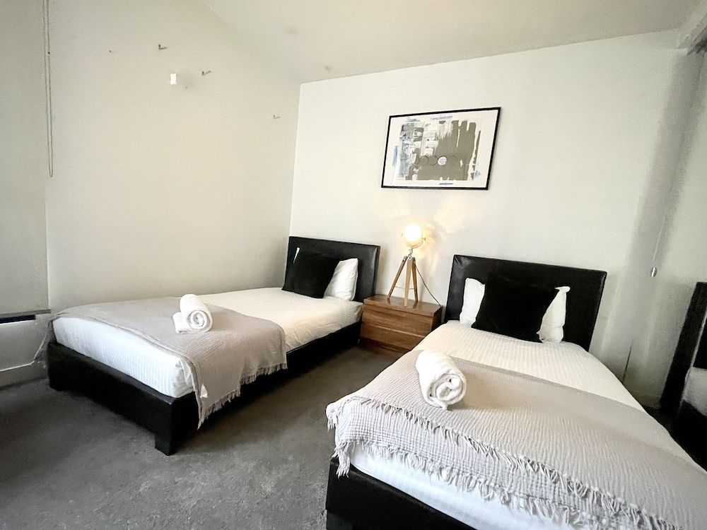 ReadySet Apartments on Spencer Family Apartment, 2 Bedrooms, Balcony, City View 2