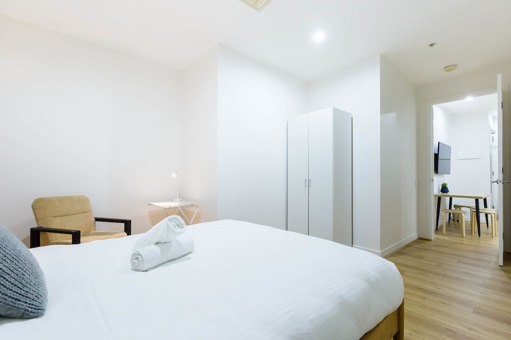 undefined HAZEL, 3BDR Melbourne Apartment 4