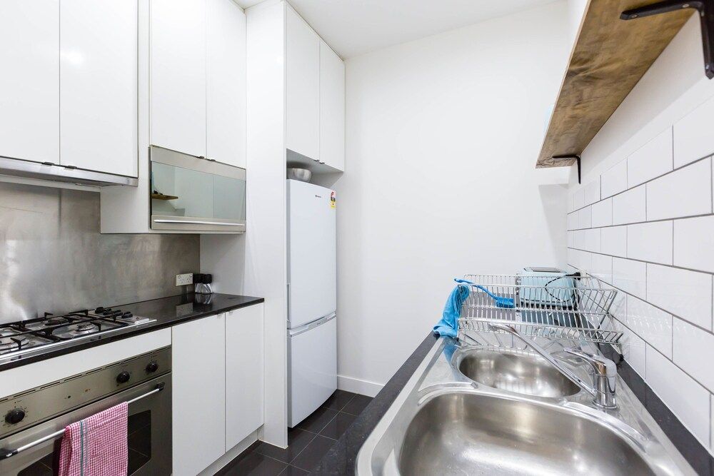 undefined HAZEL, 3BDR Melbourne Apartment 2