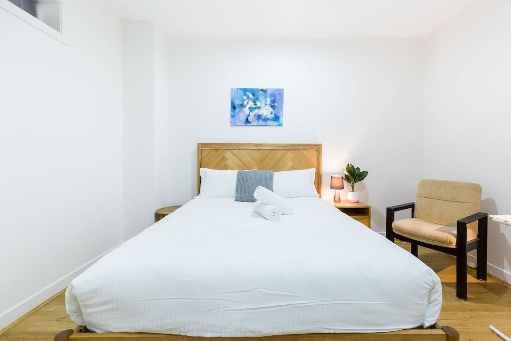 undefined HAZEL, 3BDR Melbourne Apartment 5