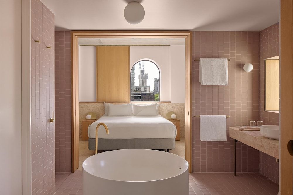 The Calile Hotel Deluxe Suite, 1 King Bed, Pool View 3