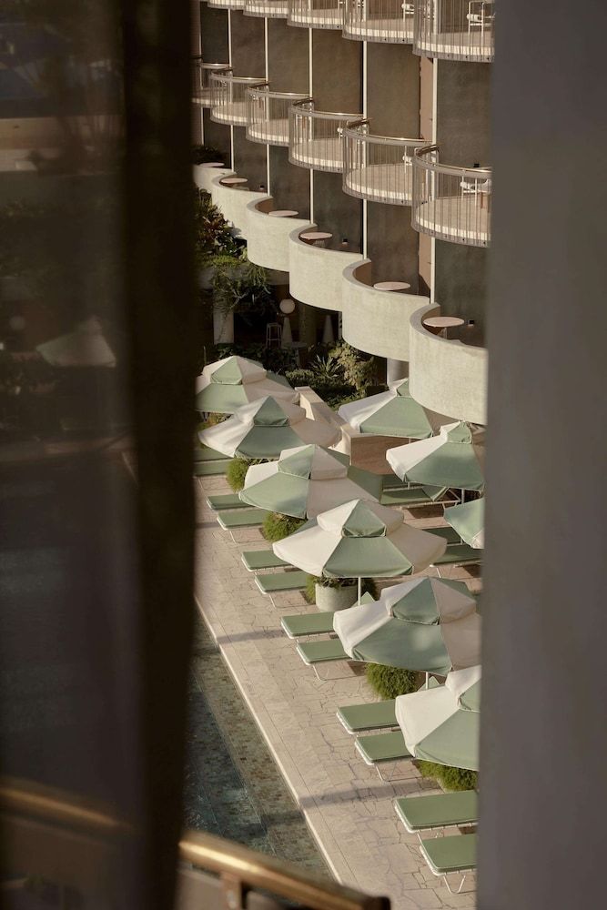 The Calile Hotel Deluxe Suite, 1 King Bed, Pool View 2