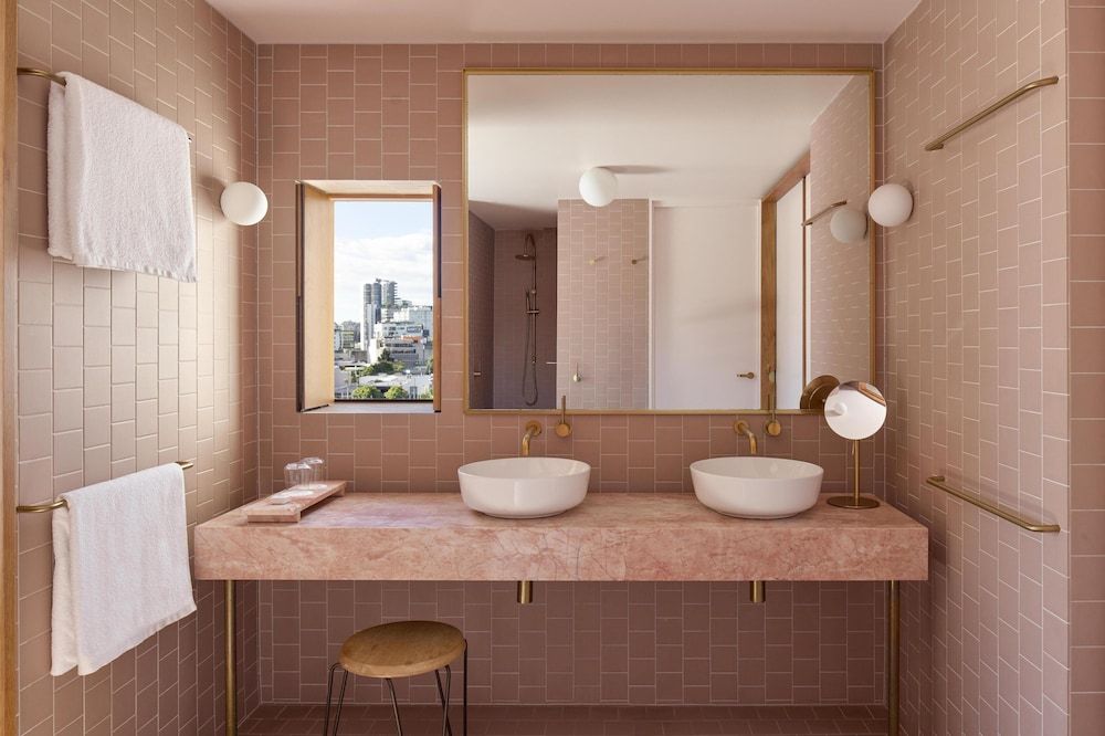 The Calile Hotel Deluxe Suite, 1 King Bed, Pool View 4