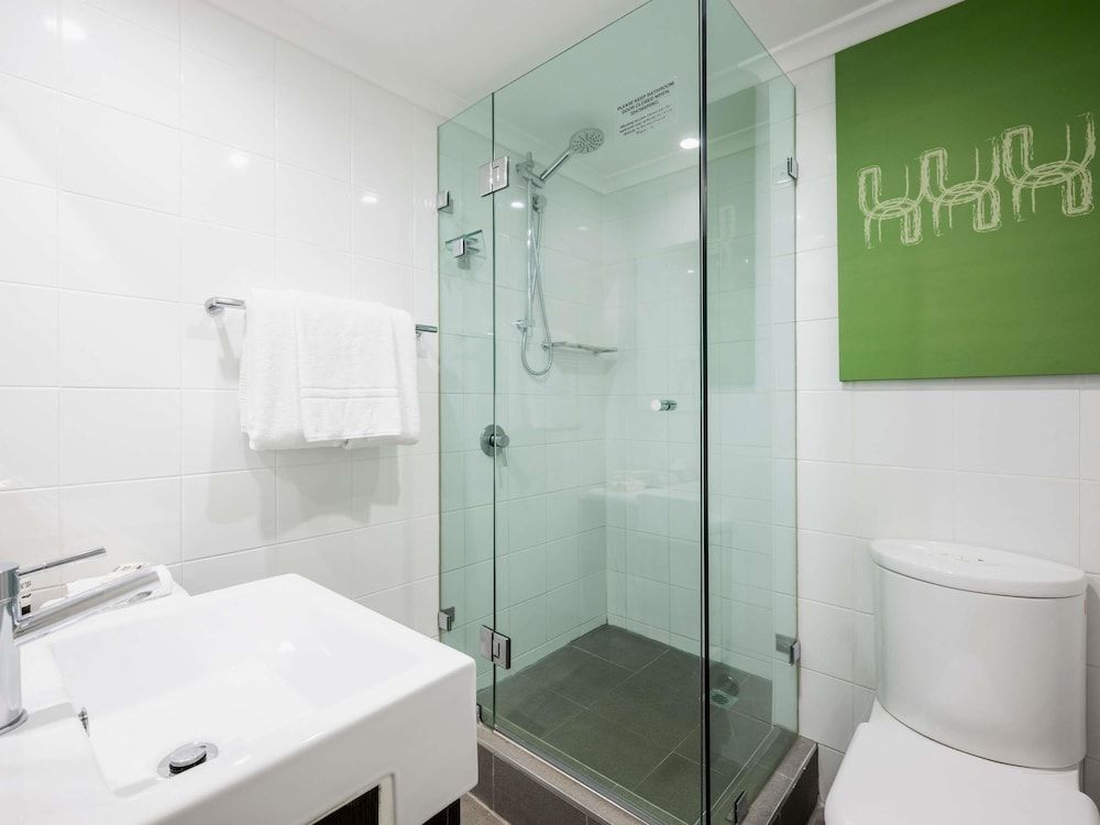 Mercure Sydney St Leonards Superior Room, 1 King Bed, Balcony 4