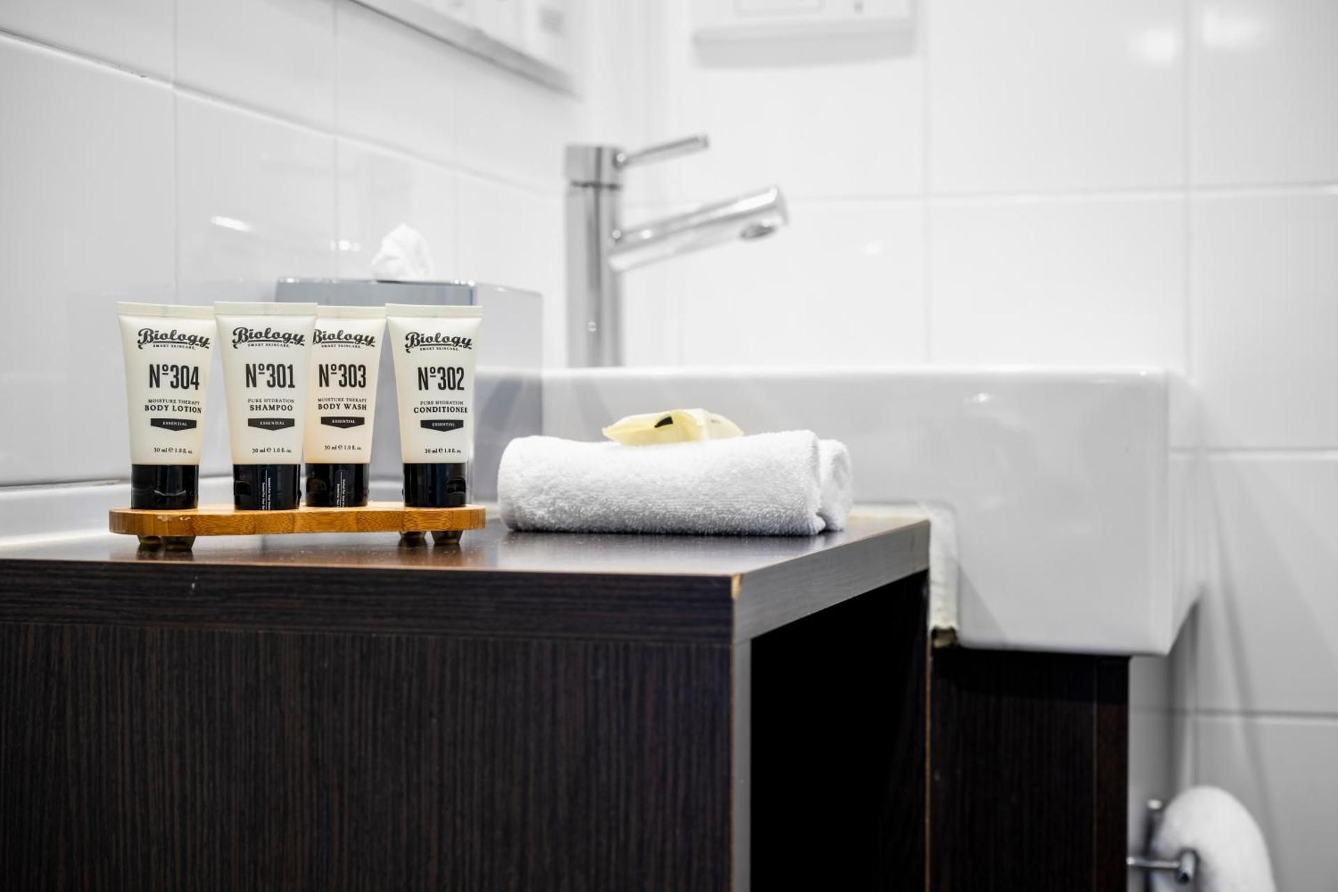 Mercure Sydney St Leonards Privilege Junior Suite With King Bed, Spa Bath And Balcony 3