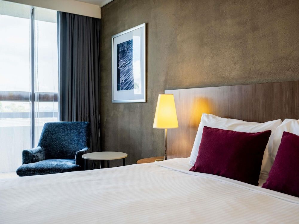 Mercure Sydney St Leonards Superior Room, 1 King Bed, Balcony 2