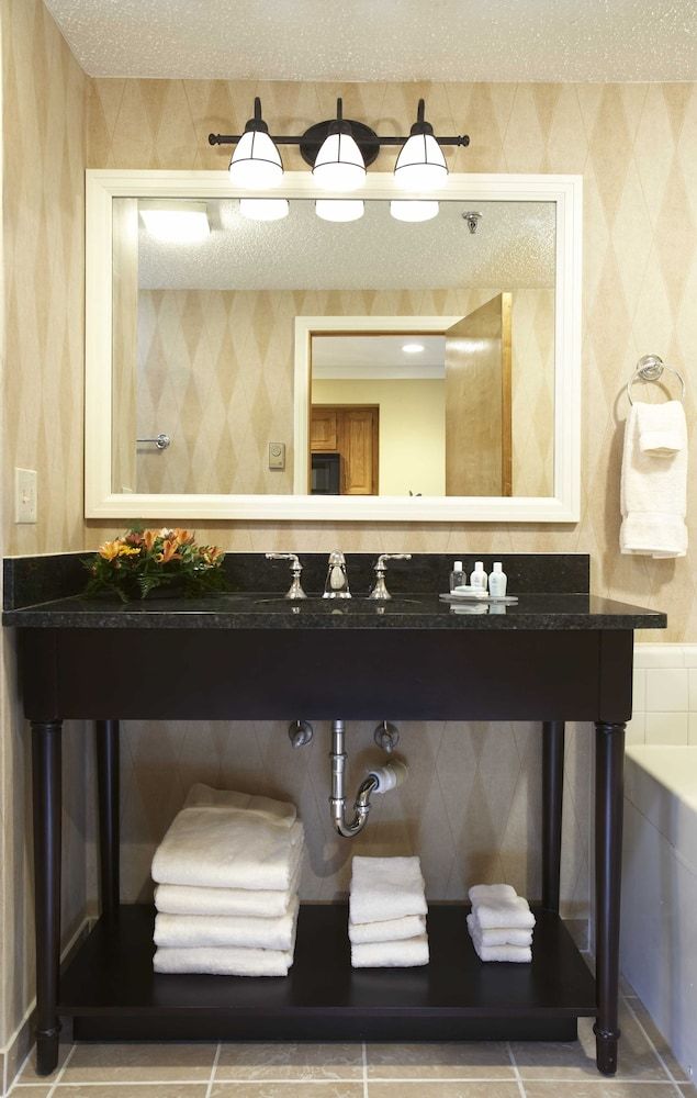 The Lakeview Hotel, Shanty Creek Resort Standard Guest Room, View of Lake 5