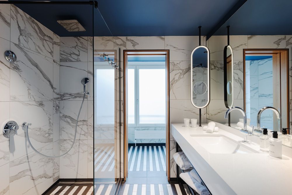 Junior Suite, 1 King Bed, Lake View