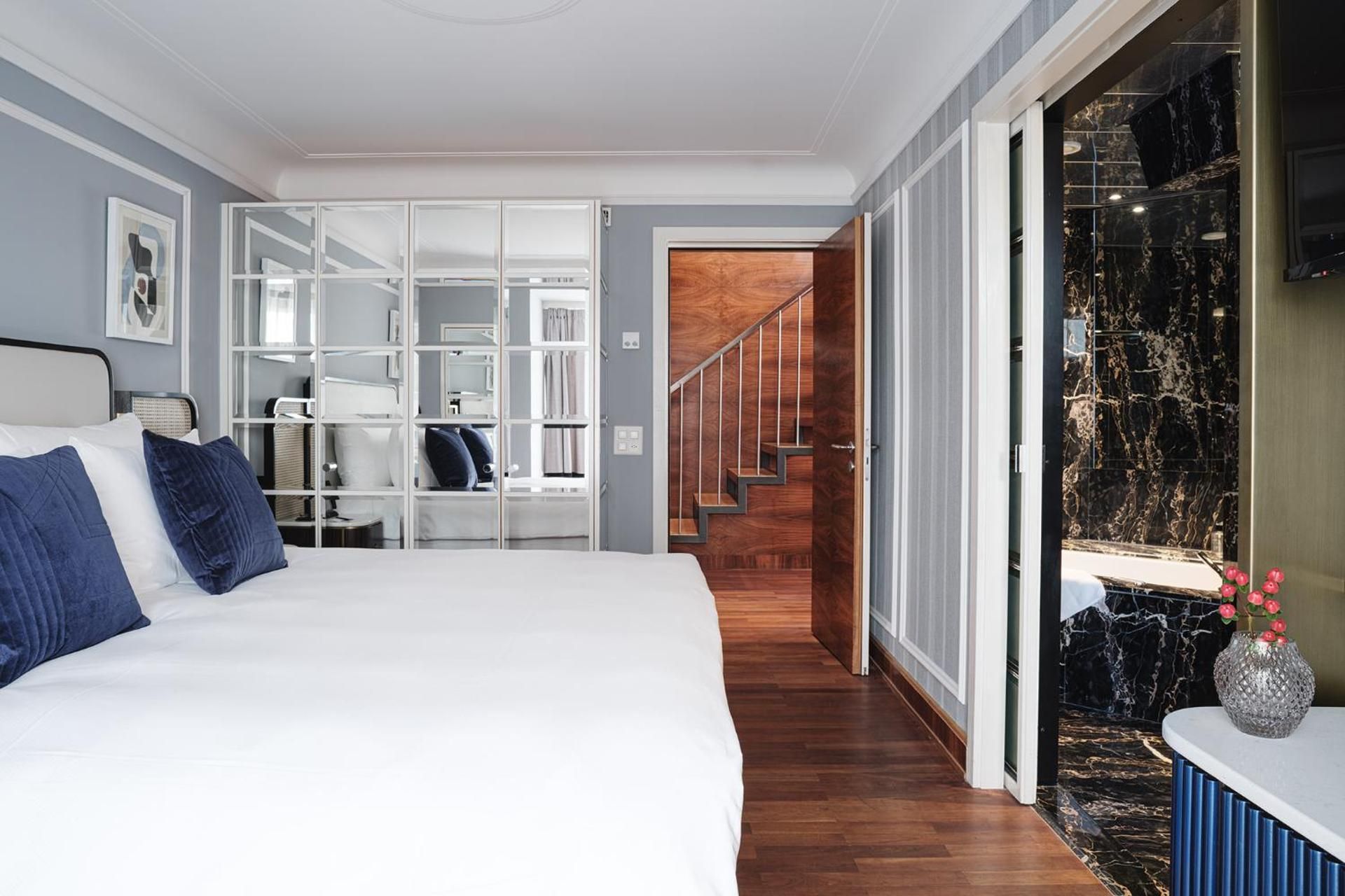Suite with Lake View