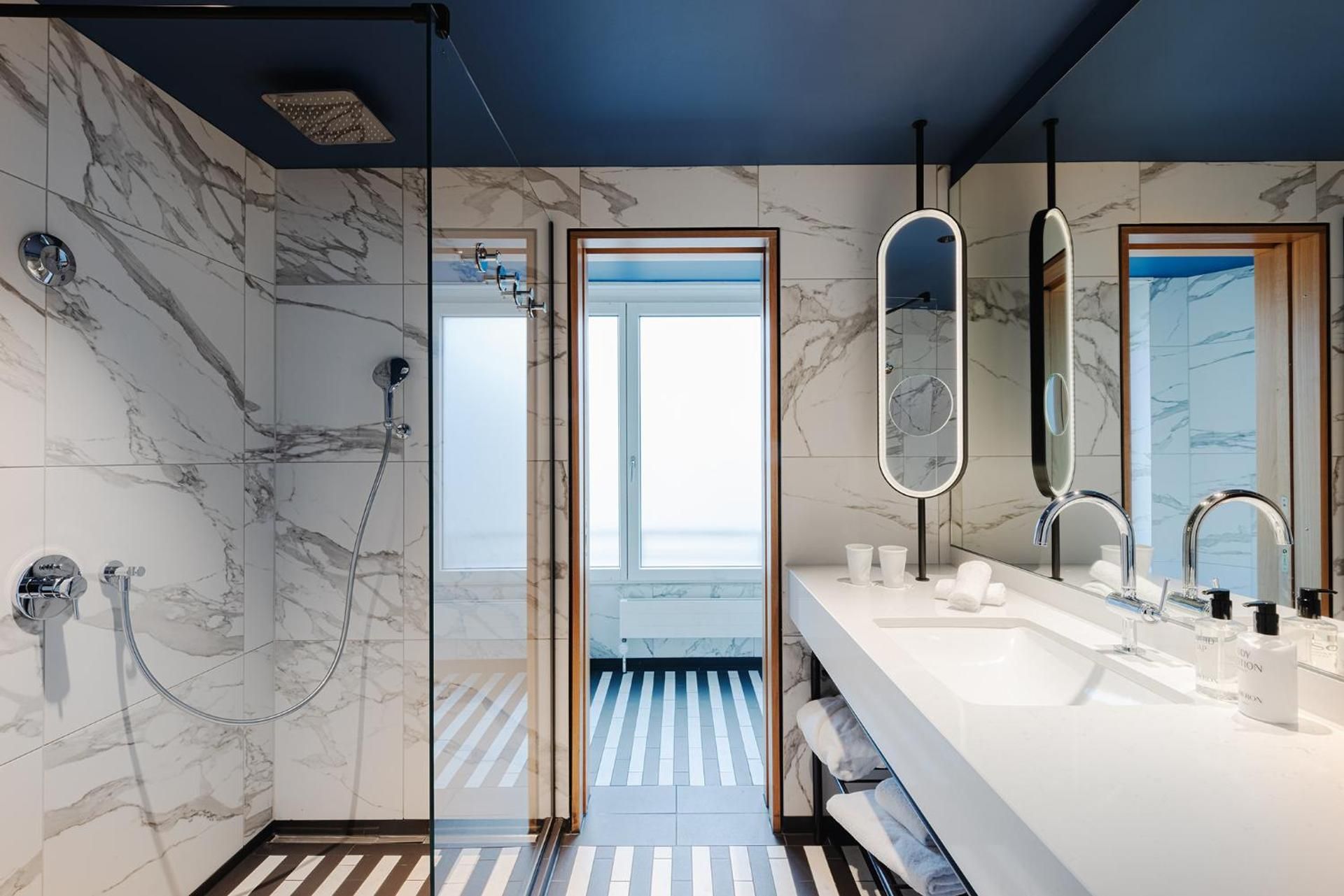 Junior Suite with Lake View