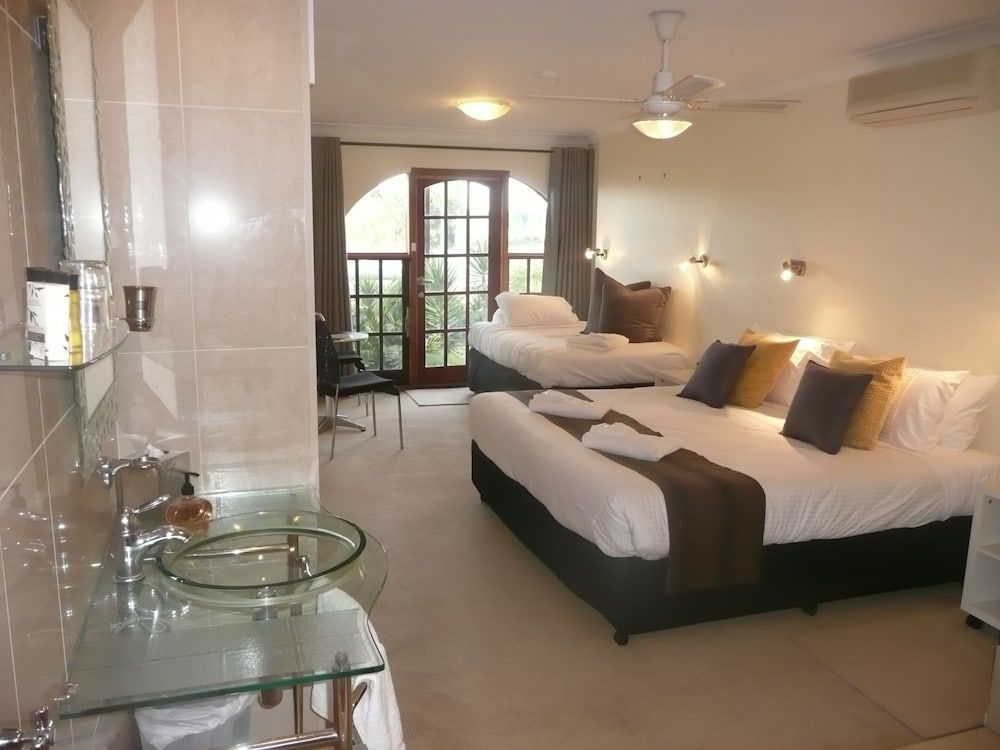 Getaway Inn Boutique Guest House Deluxe Spa Suite Room 4 2