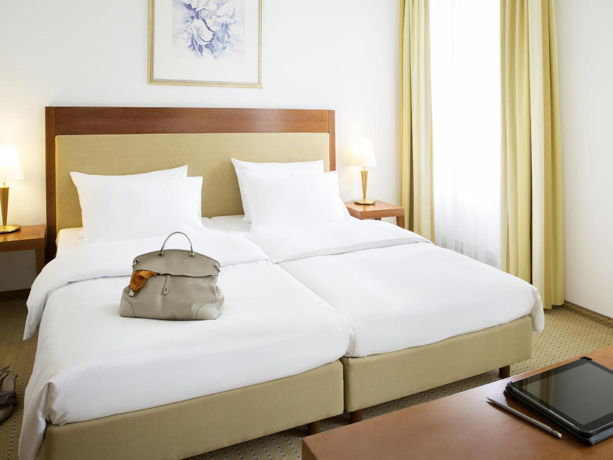 Standard room with a double bed