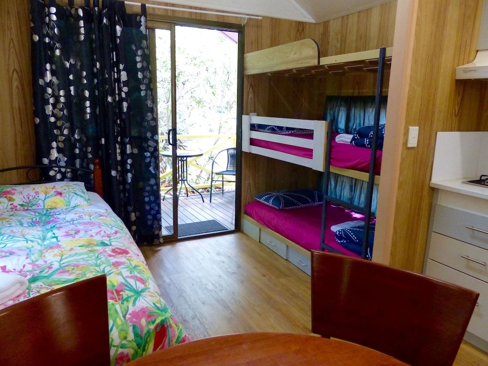 Family Cabin, Green