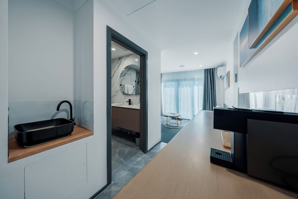 Mollymook Shored Hotel Deluxe Queen Ocean View 5