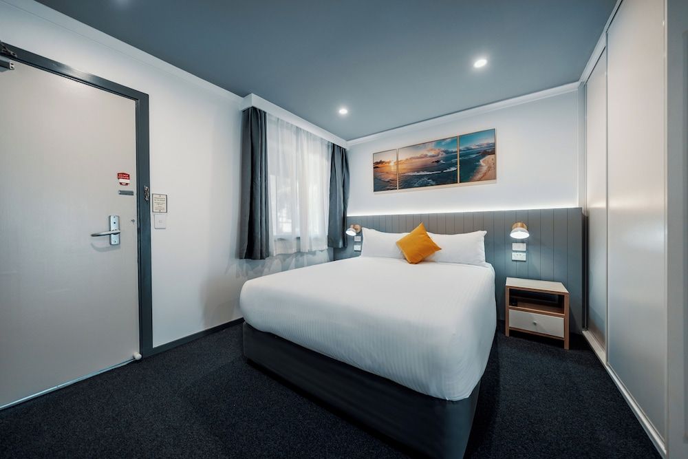 Mollymook Shored Hotel Deluxe Queen Ocean View