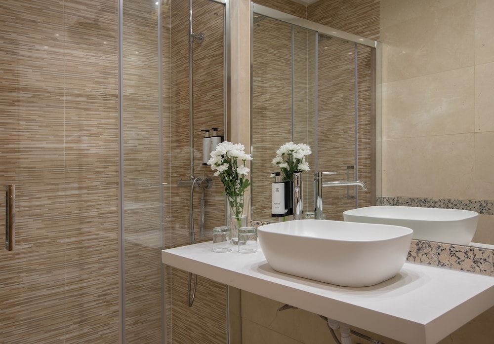 Hotel Corona De Castilla Burgos Quadruple Room 5